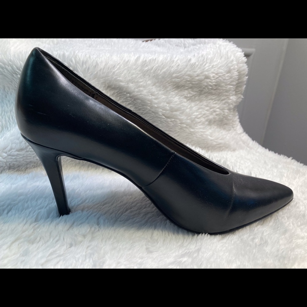 Black Pumps